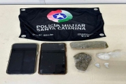 Homem que transportava maconha e cocana em carro tenta fugir, mas acaba preso em Gaspar