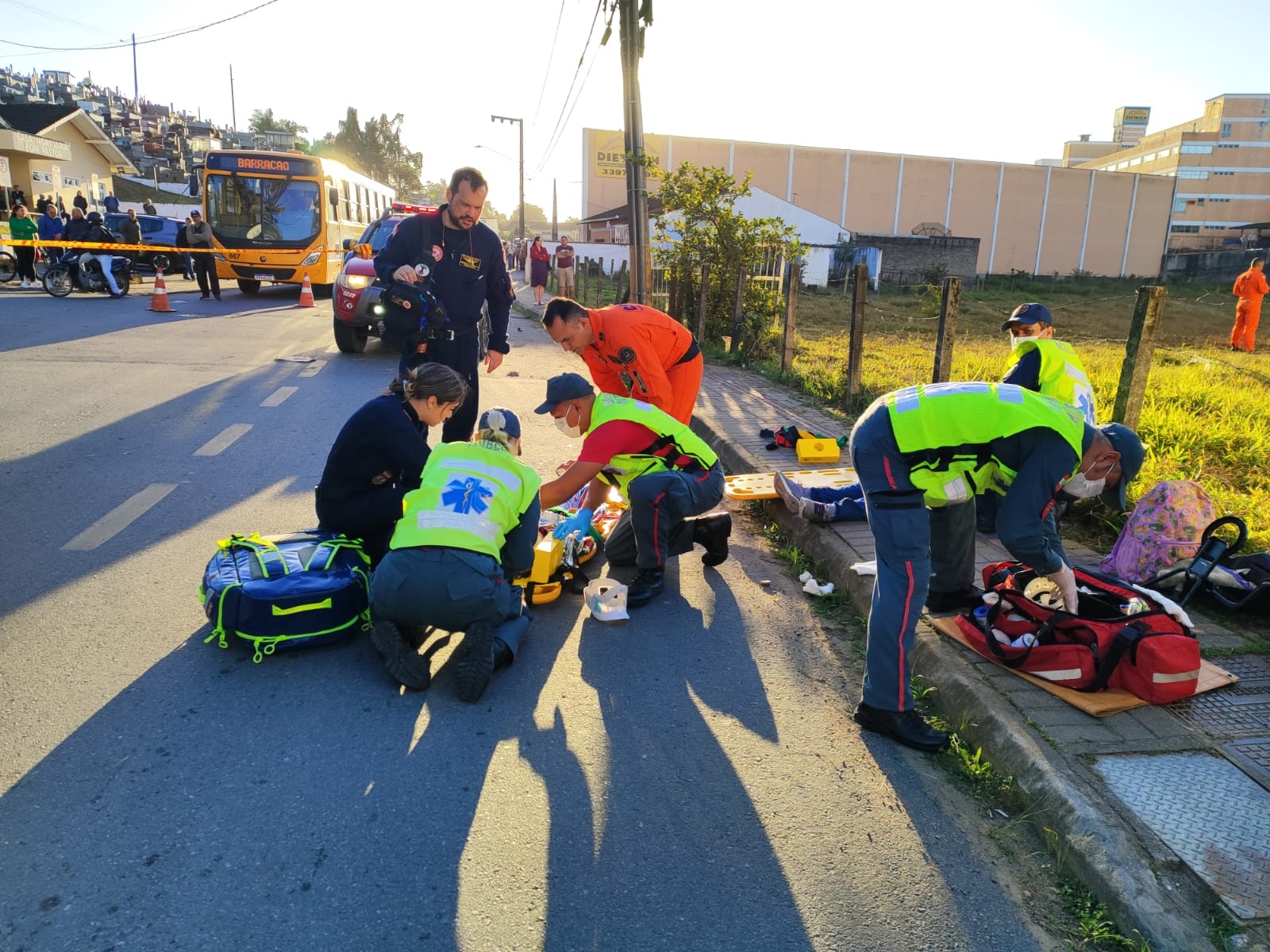 Queda de bicicleta deixa mulher e criana feridas em Gaspar; ela bateram em uma cerca