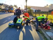 Queda de bicicleta deixa mulher e criana feridas em Gaspar; ela bateram em uma cerca