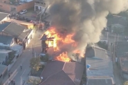 Imagens areas mostram trs casas sendo destrudas por incndio em Ilhota; 14 pessoas perderam seus lares