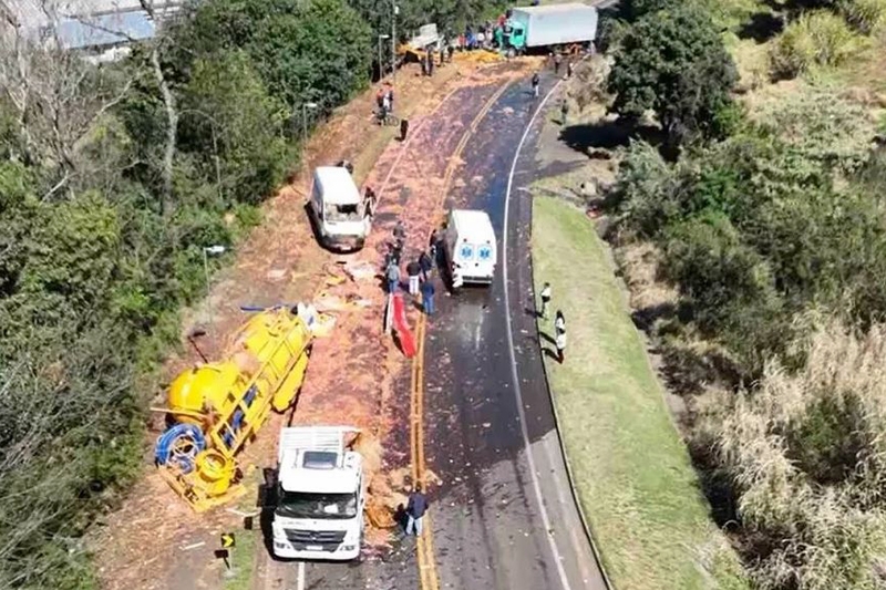 Grave acidente entre tr�s caminh�es e uma van interdita rodovia SC-157, no Oeste de SC