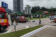 Coliso seguida de capotamento  registrada no trevo da Parolli, em Gaspar