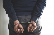 Homem  preso aps ameaar esposa e tentar agredir filho no Belchior, em Gaspar