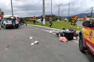 Coliso entre carro e moto deixa homem ferido em Gaspar; marmitas ficam espalhadas pela estrada