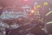 Mulher morre em coliso frontal entre carro e carreta em Indaial