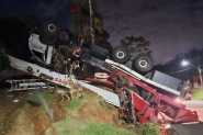 Caminho guindaste perde o freio em descida e capota no Belchior, em Gaspar