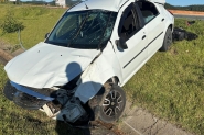 Carro capota na BR-470, em Ilhota; motorista e passageira saem ilesos