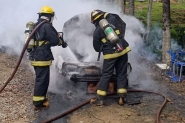Carro pega fogo e fica completamente destrudo em Ilhota