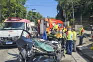 Coliso entre micro-nibus e carro deixa homem preso s ferragens no Centro de Blumenau
