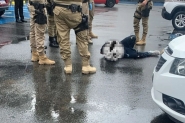 Polcia atira para conter homem armado com faca em estacionamento ao lado de shopping em Blumenau