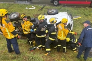 Caminho sai da pista e tomba na BR-470, em Ilhota; duas pessoas ficaram feridas