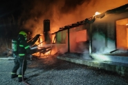 Casa e moto so completamente destrudas por incndio em Gaspar