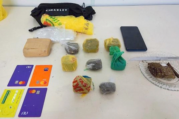 Adolescente tenta fugir de bicicleta mas acaba detido por trfico de drogas em Gaspar