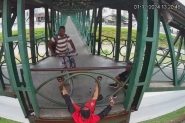 Vdeo mostra homem sendo empurrado de passarela em Brusque