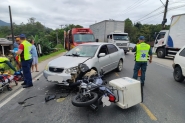 Motociclista de 22 anos fica ferido em coliso com carro no Barraco, em Gaspar