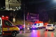 Carro colide contra poste em frente  Igreja Matriz no Centro de Gaspar