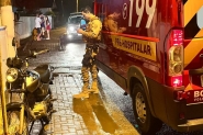 Acidente entre carro e moto deixa homem ferido no Centro de Ilhota