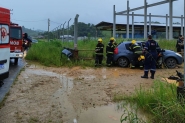 Gestante  resgatada pelo porta-malas aps carro derrapar e colidir na Frei Solano, em Gaspar