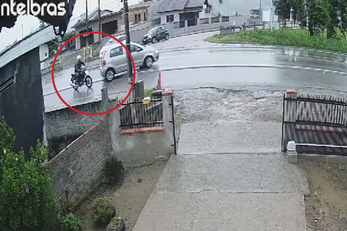 Motorista d r no meio da rodovia e atinge motociclista em Ilhota