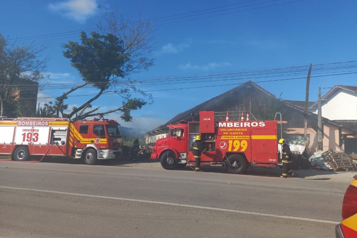 Incndio atinge fbrica de fraldas no Poo Grande, em Gaspar