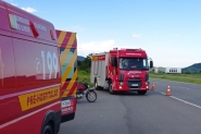 Pneu de moto estoura e queda deixa mulher ferida na BR-470, em Ilhota