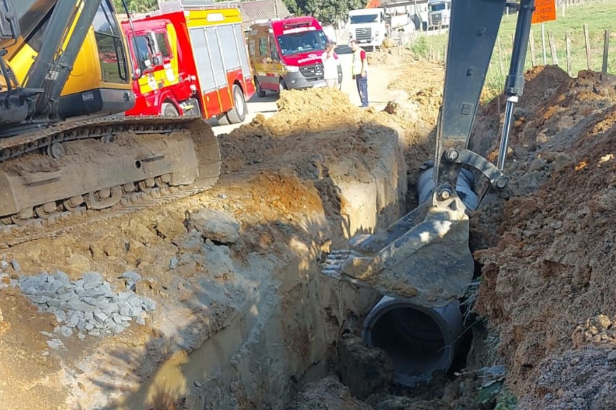 Homem fica soterrado em obra em Blumenau; colegas usam enxadas, ps e mos para tirar barro da vtima