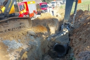 Homem fica soterrado em obra em Blumenau; colegas usam enxadas, ps e mos para tirar barro da vtima