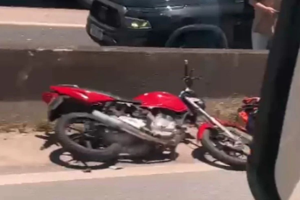 Moto colide contra carro, mulher  projetada e morre atropelada na BR-101, em Porto Belo