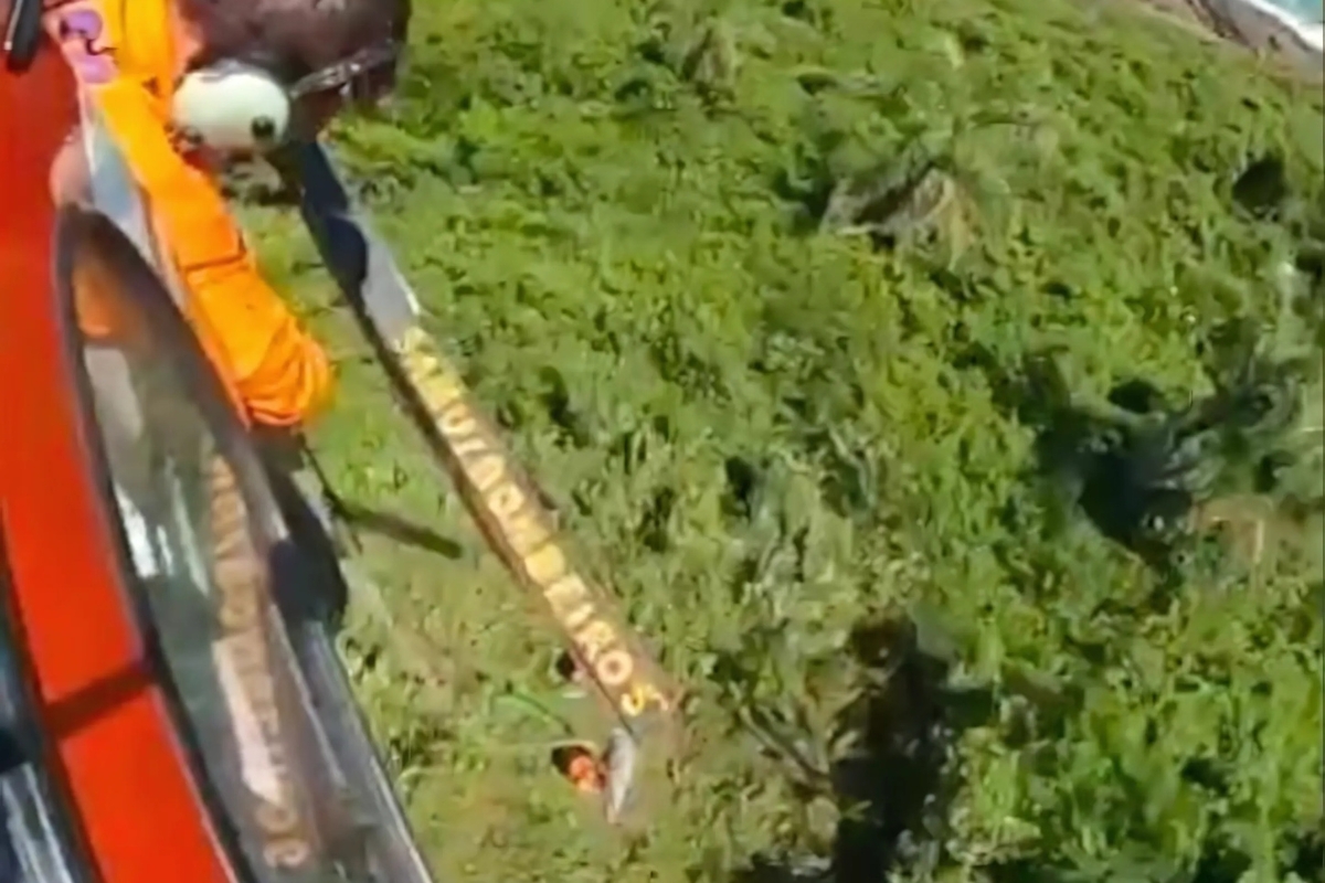 Corpo de homem  resgatado por helicptero em rea de difcil acesso em Florianpolis