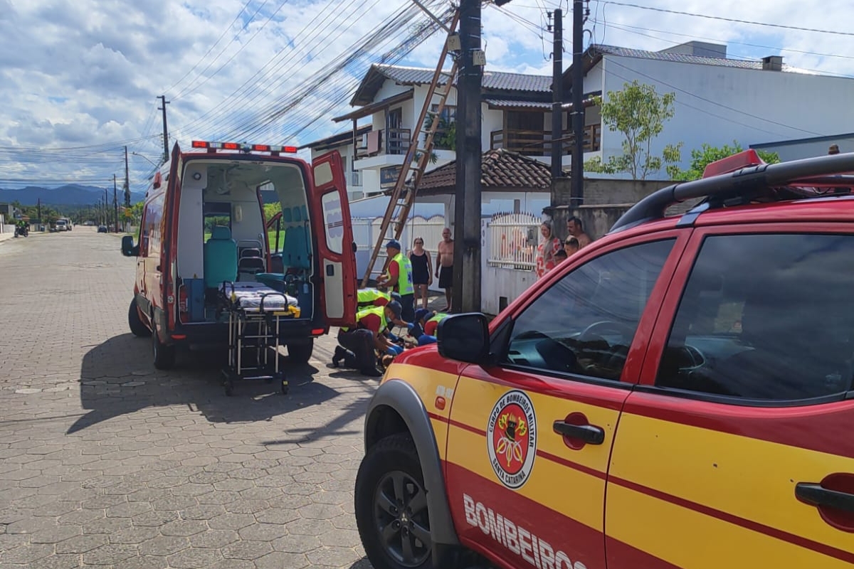 Trabalhador  hospitalizado aps sofrer choque eltrico e queda em Gaspar