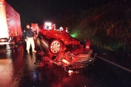 Motorista colide carro contra barranco e capota na BR-470, em Gaspar