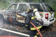 Carro  completamente destrudo por incndio em Ilhota
