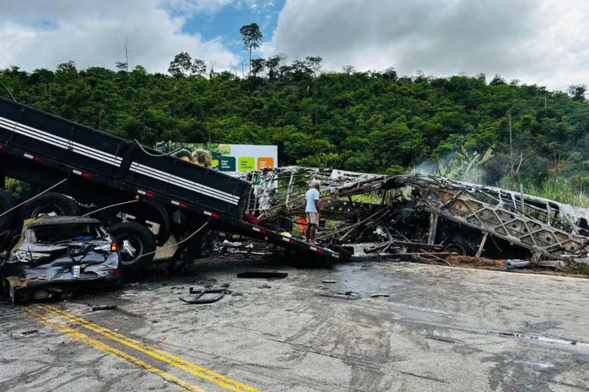 Mais de 30 pessoas morrem em grave acidente entre nibus, caminho e carro em Minas Gerais