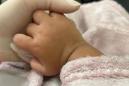 Tio salva menina de um ano que ficou 7 minutos submersa em piscina em Ilhota
