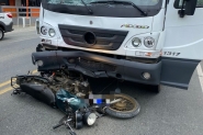 Homem morre em grave acidente entre moto e caminho em Blumenau