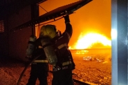 Incndio de grandes propores destri galpo de empresa txtil de Gaspar 