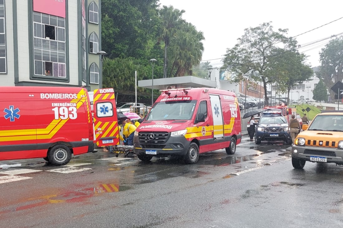 Mulheres so atropeladas na faixa de pedestres em Blumenau