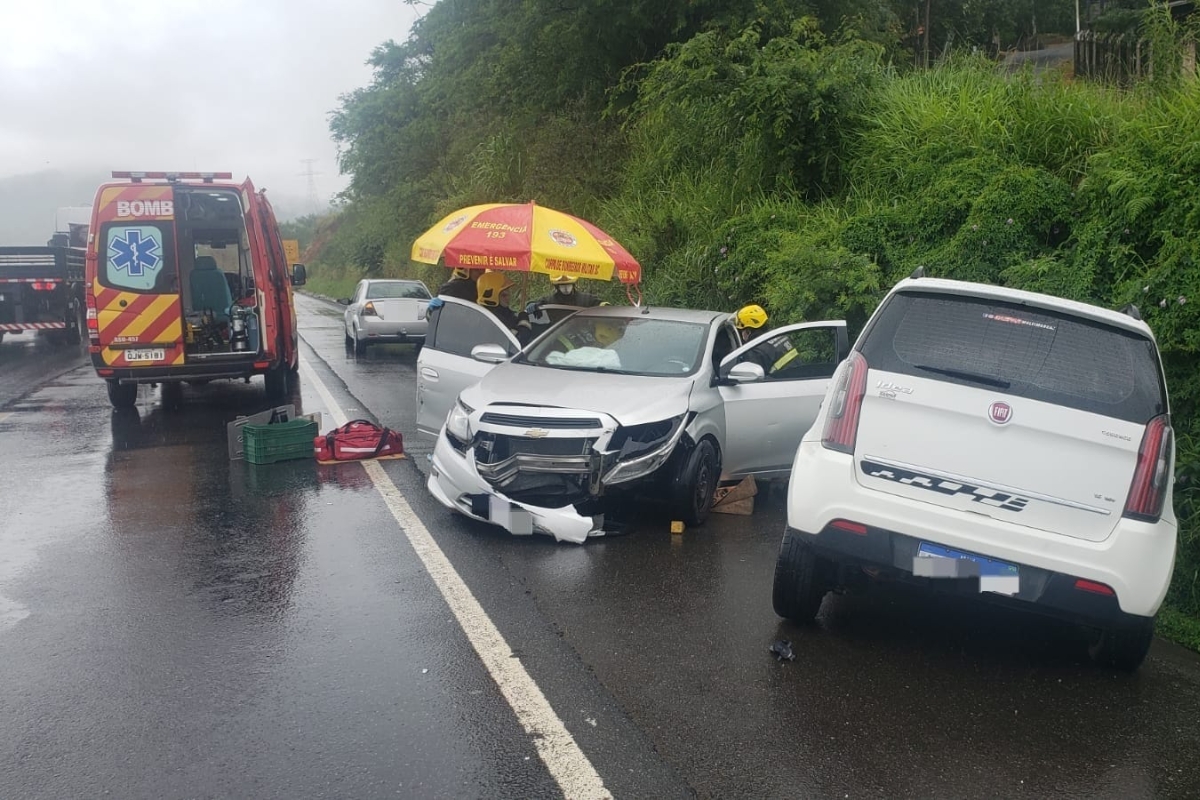 Coliso entre dois carros deixa mulher ferida na BR 470, em Gaspar