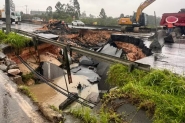 Cratera causada por fortes chuvas interdita trecho da BR-101, em Biguau