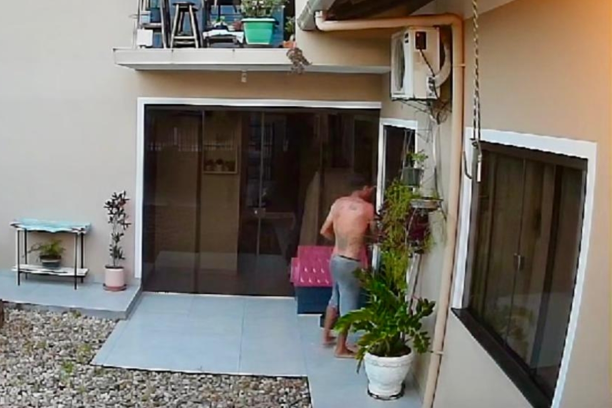 Vdeo mostra suspeito de esfaquear irm em Gaspar invadindo casa da vtima