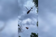 Mulher de 61 anos  resgatada por helicptero aps cair em trilha no Litoral de SC
