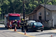 Carro pega fogo no bairro Minas, em Ilhota