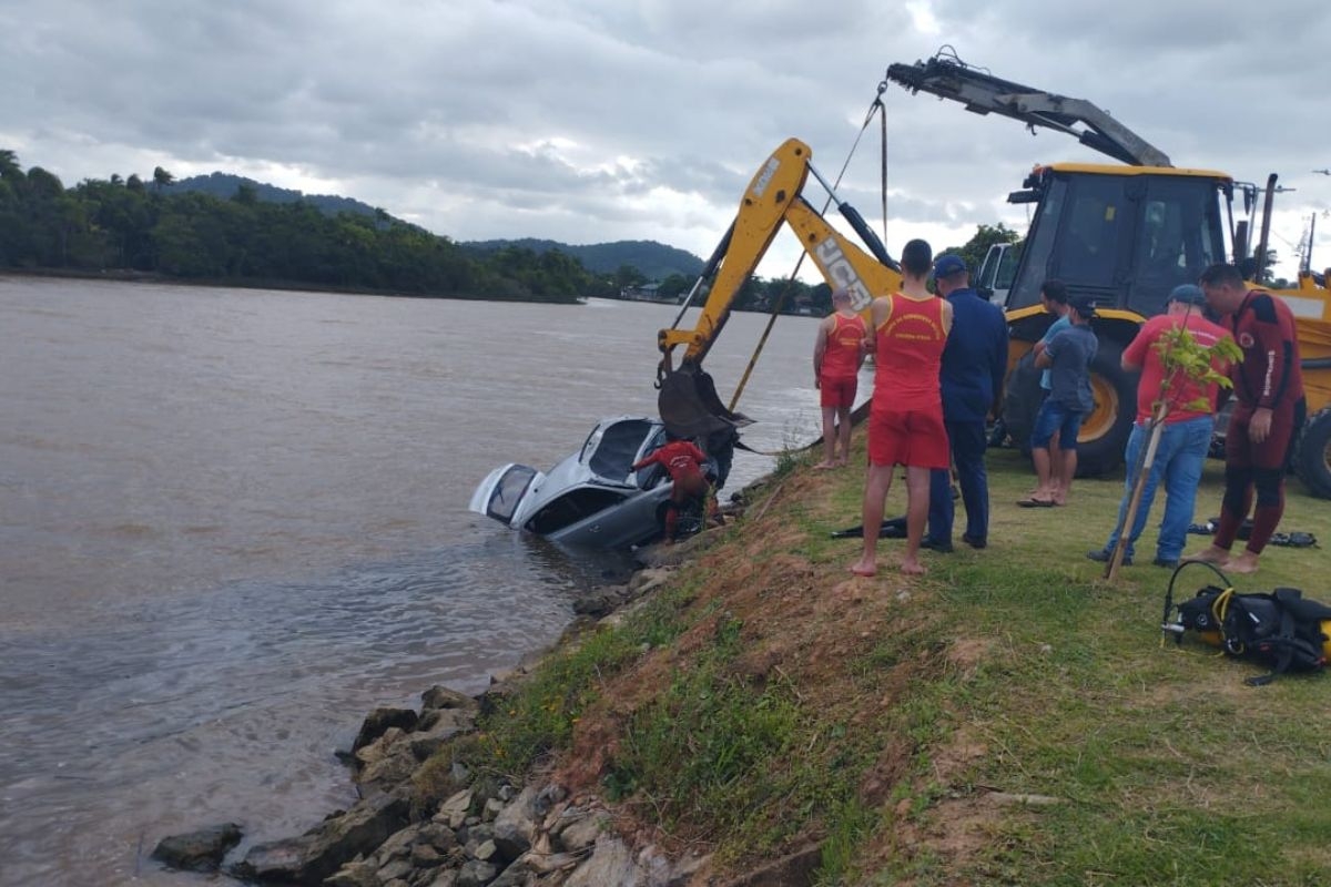 Carro colide contra poste, cruza pista, passa por cima de canteiro e cai em rio em Araquari; motorista morre afogado