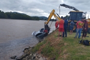 Carro colide contra poste, cruza pista, passa por cima de canteiro e cai em rio em Araquari; motorista morre afogado