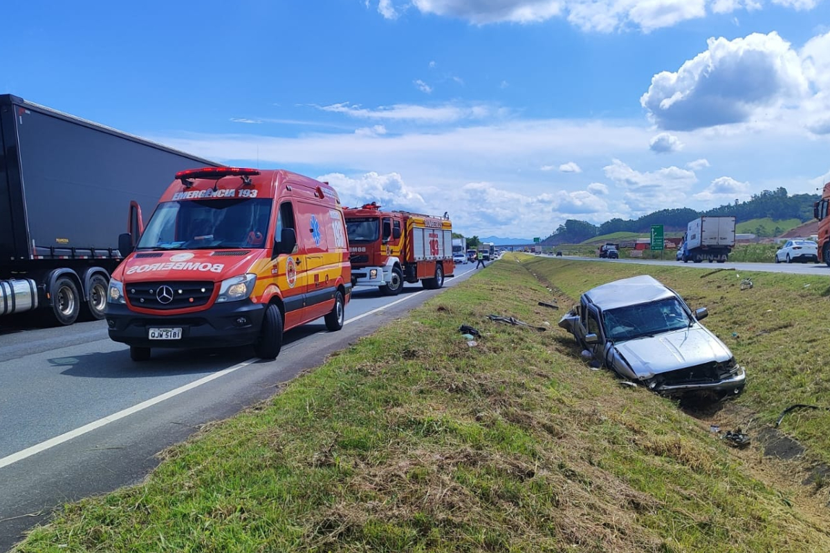 Sada de pista seguida de capotamento deixa adolescente ferido na BR-470, em Gaspar