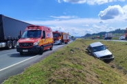 Sada de pista seguida de capotamento deixa adolescente ferido na BR-470, em Gaspar