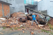 Caamba perde controle em ladeira e atinge casas em Florianpolis