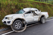 Carro fica destrudo e homem  hospitalizado aps coliso com caminho em Rio dos Cedros
