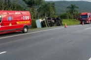 Quarta-feira comea com tombamento de caminho na BR-470, em Ilhota 