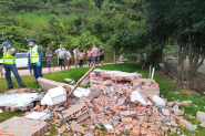 Parede de construo em demolio cede e mata idoso no bairro Figueira, em Gaspar 